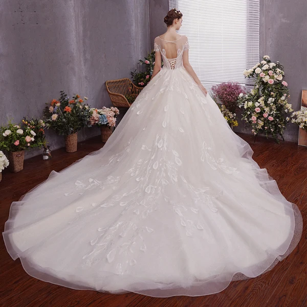 Charmant Ivoire Robe De Mariée 2019 Princesse Encolure Dégagée Perlage Appliques Manches Courtes Dos Nu Cathedral Train