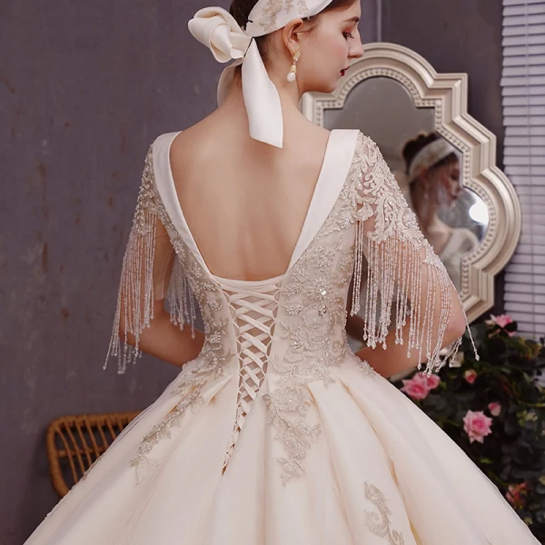 Charmant Champagner Brautkleider / Hochzeitskleider Ballkleid 2019 Tiefer V-Ausschnitt Perlenstickerei Quaste Perle Spitze Blumen Pailletten Kurze Ärmel Rückenfreies Königliche Schleppe