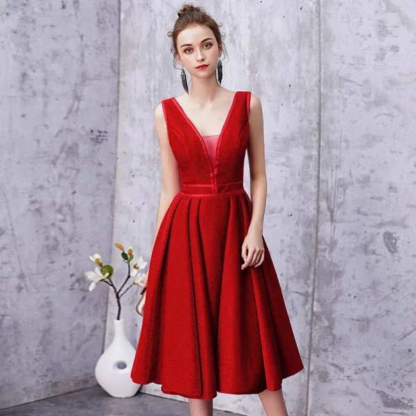 Chic / Beautiful Burgundy Homecoming Graduation Dresses 2019 A-Line / Princess V-Neck Sleeveless Backless Knee-Length Formal Dresses