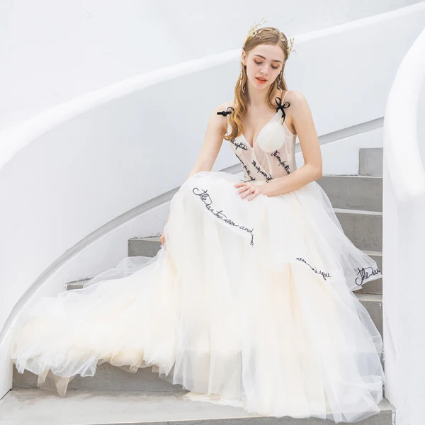 Modern / Fashion Champagne Evening Dresses 2019 A-Line / Princess Spaghetti Straps Bow Sleeveless Backless Sweep Train Formal Dresses