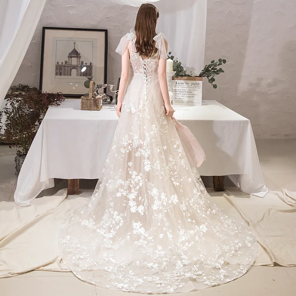 Schöne Ivory / Creme Strand Brautkleider / Hochzeitskleider 2019 A Linie V-Ausschnitt Schleife Spitze Blumen Ärmellos Rückenfreies Hof-Schleppe