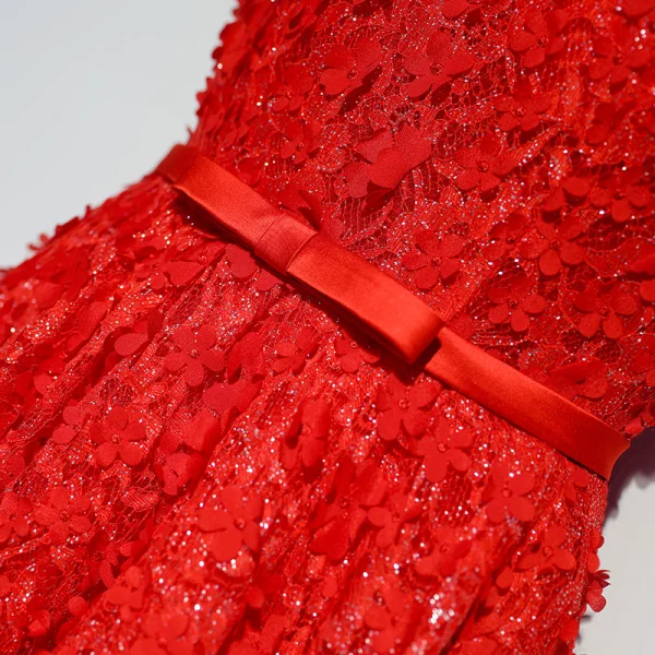 Chic / Belle Rouge Robe De Ceremonie Robe De Soirée 2017 En Dentelle Fleur Paillettes Noeud Fleurs Artificielles Bretelles croisées Mi-Longues Encolure Dégagée Princesse Sans Manches