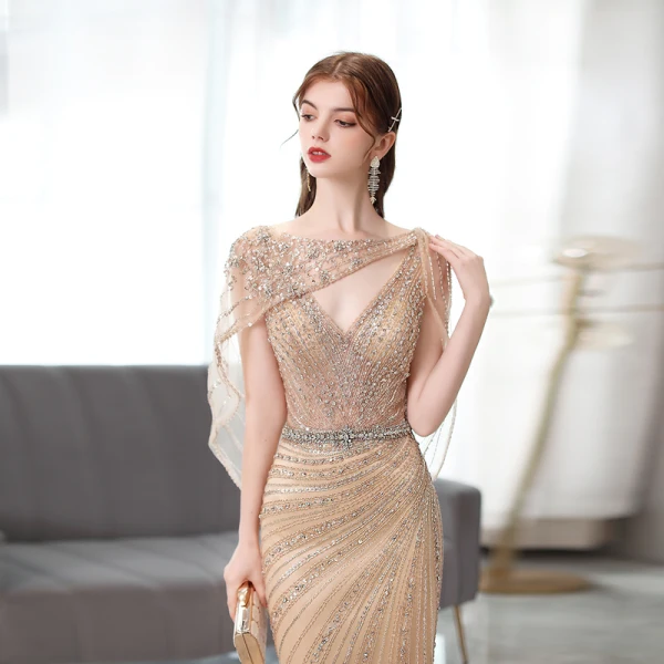 Haut de Gamme Champagne Fait main Perlage Faux Diamant Robe De Soirée 2021 Trompette / Sirène V-Cou Sans Manches Dos Nu Train De Balayage Robe De Ceremonie