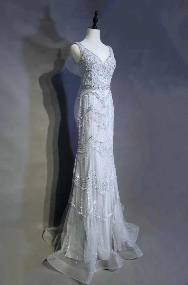High End Silber Abendkleider 2019 Meerjungfrau V-Ausschnitt Handgefertigt Perlenstickerei Kristall Perle Strass Ärmellos Rückenfreies Sweep / Pinsel Zug Festliche Kleider