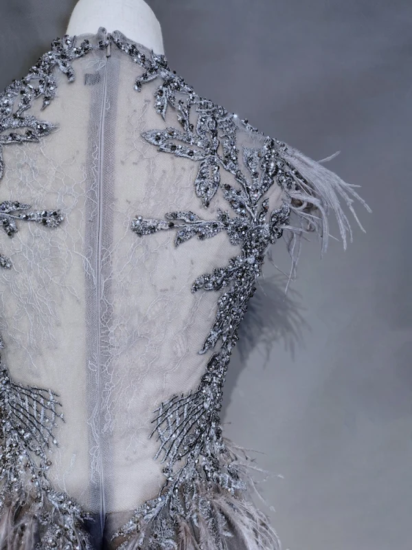 Haut de Gamme Gris Robe De Soirée 2019 Princesse U-Cou Fait main Perlage Cristal En Dentelle Fleur Sans Manches Plumes Train De Balayage Robe De Ceremonie