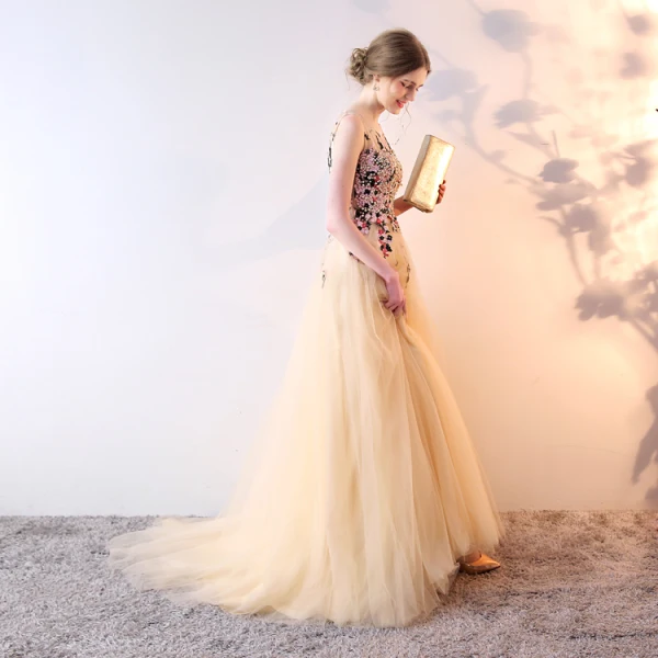 Élégant Champagne Robe De Soirée 2019 Princesse Encolure Dégagée Cristal Perle En Dentelle Fleur Sans Manches Train De Balayage Robe De Ceremonie