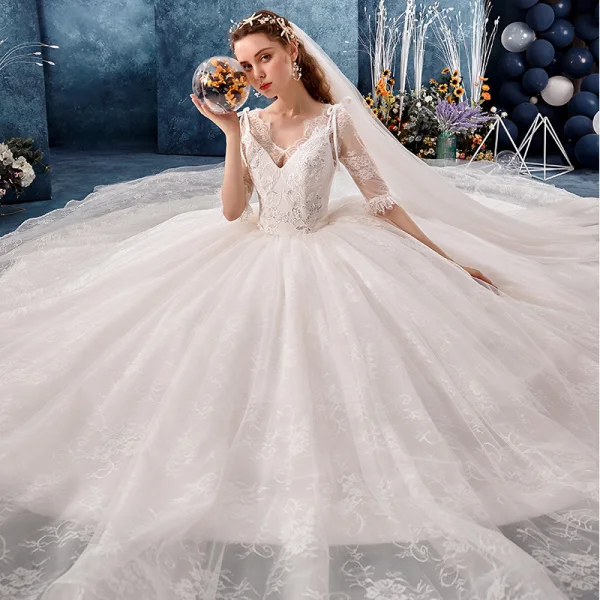 Charmant Ivoire Robe De Mariée 2019 Robe Boule V-Cou Noeud En Dentelle Fleur 1/2 Manches Dos Nu Royal Train