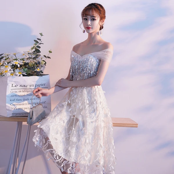 Charmant Champagne Robe De Soirée 2019 Princesse De l'épaule Appliques En Dentelle Fleur Paillettes Gland Sans Manches Dos Nu Thé Longueur Robe De Ceremonie