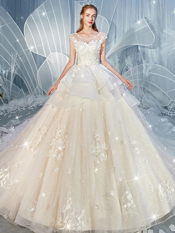 Étourdissant Champagne Robe De Mariée 2019 Princesse Encolure Dégagée Faux Diamant En Dentelle Fleur Appliques Sans Manches Dos Nu Volants en Cascade Royal Train