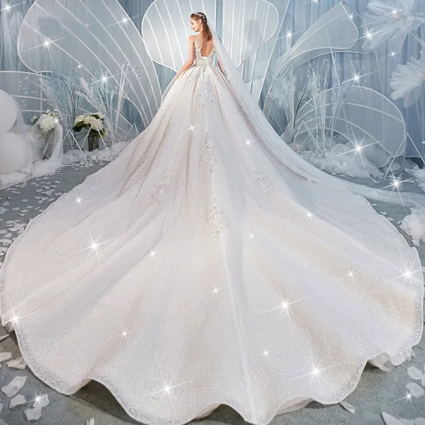 Fantastisk Champagne Bröllopsklänningar 2019 Balklänning Urringning Beading Paljetter Spets Blomma Ärmlös Halterneck Royal Train