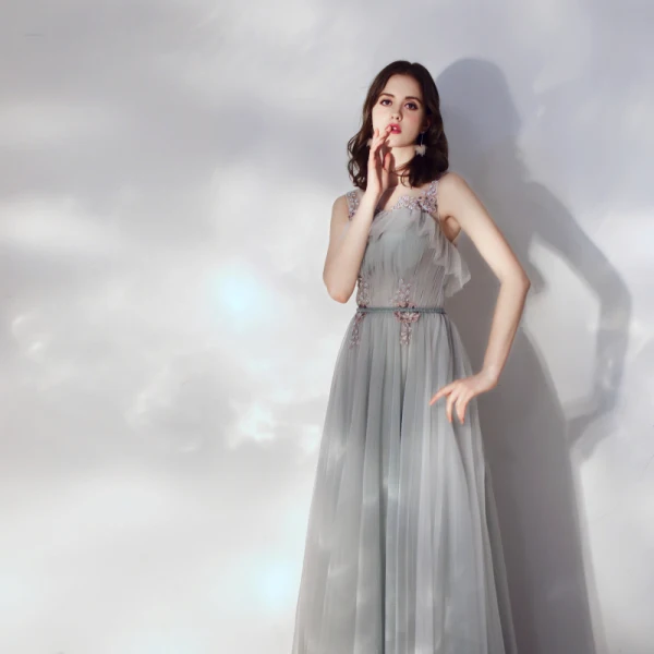 Élégant Gris Robe De Soirée 2019 Princesse Volants Encolure Dégagée Perlage En Dentelle Fleur Sans Manches Dos Nu Longue Robe De Ceremonie