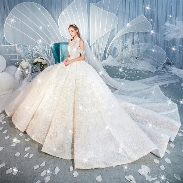 Charmant Weiß Brautkleider / Hochzeitskleider 2019 Ballkleid Stehkragen Perlenstickerei Pailletten Spitze Blumen Ärmellos Rückenfreies Königliche Schleppe