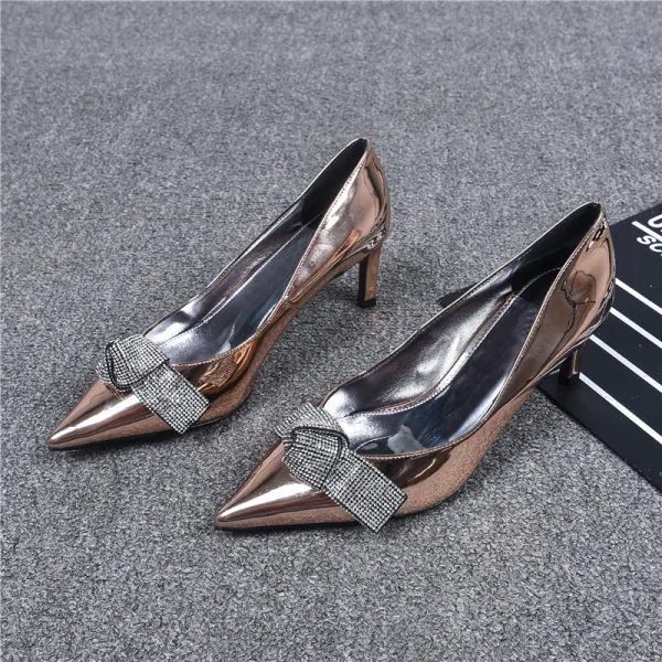 Stylowe / Modne Srebrny Wieczorowe Czółenka 2019 Skórzany Rhinestone Kokarda 6 cm Szpilki Szpiczaste Czółenka