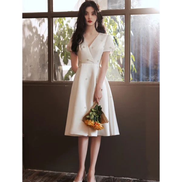 Modest / Simple Ivory Homecoming Satin Graduation Dresses 2021 A-Line / Princess V-Neck Short Sleeve Tea-length Formal Dresses