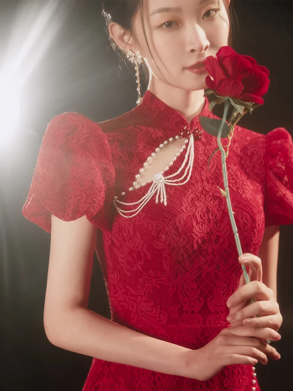 Style Chinois Haut de Gamme Bordeaux Dentelle Cheongsam Robe De Soirée 2021 Princesse Col Haut Perle En Dentelle Fleur Manches Courtes Dos Nu Train De Balayage Soirée Robe De Ceremonie