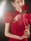 Style Chinois Haut de Gamme Bordeaux Dentelle Cheongsam Robe De Soirée 2021 Princesse Col Haut Perle En Dentelle Fleur Manches Courtes Dos Nu Train De Balayage Soirée Robe De Ceremonie