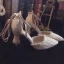 Élégant Beige Perle Volants Chaussure De Mariée 2021 X-Strap 7 cm Talons Aiguilles À Bout Pointu Mariage Talons Hauts