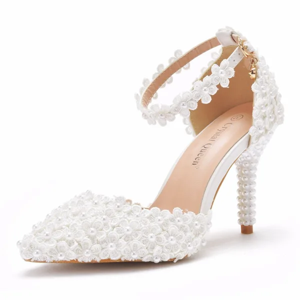 Charmant Blanche Perle En Dentelle Fleur Chaussure De Mariée 2021 Bride Cheville 7 cm Talons Aiguilles À Bout Pointu Mariage Talons Hauts