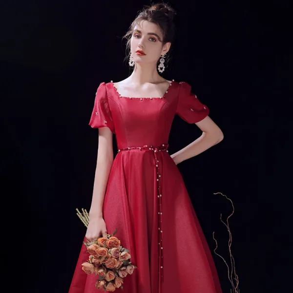 Chic / Belle Bordeaux de retour Satin Robe De Graduation 2021 Princesse Encolure Carrée Perle Ceinture Manches Courtes Dos Nu Asymétrique Robe De Ceremonie