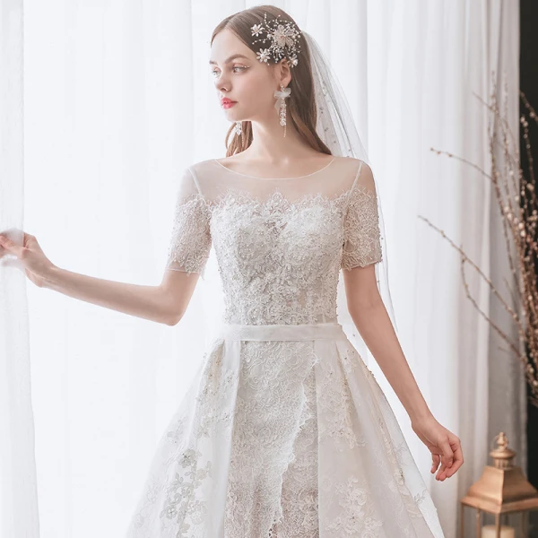 Charmant Ivory / Creme Gespaltete Front Brautkleider / Hochzeitskleider 2021 A Linie Rundhalsausschnitt Perlenstickerei Spitze Blumen Stoffgürtel Kurze Ärmel Rückenfreies Hochzeit Königliche Schleppe