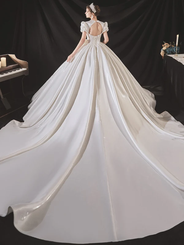 Vintage / Originale Simple Ivoire Perle Satin Robe De Mariée 2021 Robe Boule Encolure Carrée Manches Courtes Dos Nu Noeud Royal Train Mariage