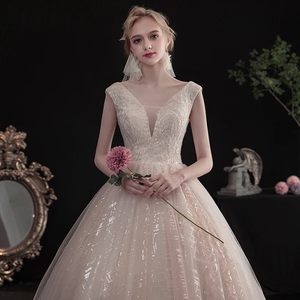 Charmant Champagner Brautkleider / Hochzeitskleider 2019 A Linie V-Ausschnitt Perlenstickerei Pailletten Spitze Blumen Ärmellos Rückenfreies Kapelle-Schleppe