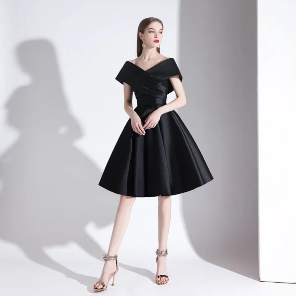 Classy Black Homecoming Graduation Dresses 2020 A-Line / Princess V-Neck Short Sleeve Backless Knee-Length Formal Dresses