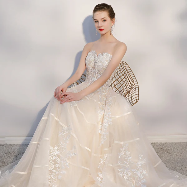Elegant Champagne Brudekjoler 2018 Prinsesse Blonder Appliques Kjæreste Ryggløse Uten Ermer Domstol Tog Bryllup