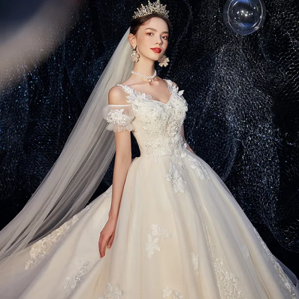Luxe Champagne Robe De Mariée 2020 Princesse Encolure Carrée En Dentelle Fleur Appliques Faux Diamant Perle Sans Manches Dos Nu Royal Train