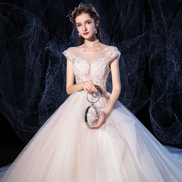 Haut de Gamme Ivoire Robe De Mariée 2020 Robe Boule Encolure Dégagée Perlage En Dentelle Fleur Sans Manches Dos Nu Royal Train