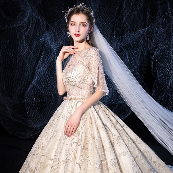 Luxe Champagne Robe De Mariée 2020 Princesse Encolure Dégagée Fait main Perlage Perle Paillettes En Dentelle Fleur Manches Courtes Dos Nu Royal Train