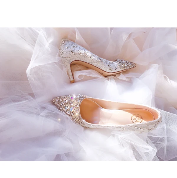 Charmant Silber Handgefertigt Brautschuhe 2020 Leder Spitze Strass Pailletten 7 cm Stilettos Spitzschuh Hochzeit Pumps