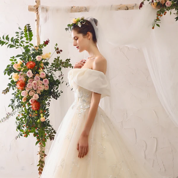 Élégant Champagne Robe De Mariée 2020 Princesse De l'épaule Noeud En Dentelle Fleur Appliques Manches Courtes Dos Nu Cathedral Train