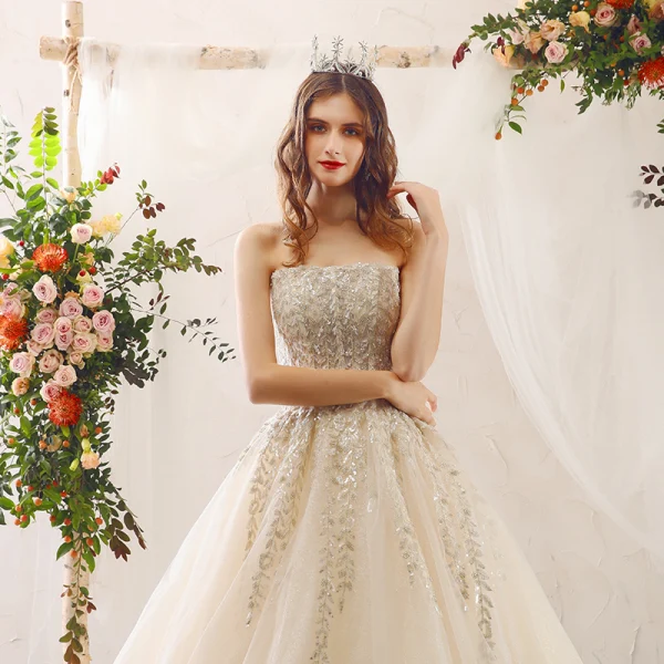 Charmant Champagne Robe De Mariée 2020 Princesse Bustier Perlage Paillettes En Dentelle Fleur Dos Nu Volants Manches Longues Cathedral Train