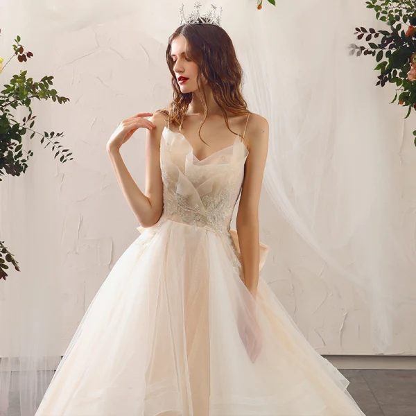 Charmant Champagne Robe De Mariée 2020 Princesse Bretelles Spaghetti Perlage Paillettes En Dentelle Fleur Sans Manches Dos Nu Noeud Volants en Cascade Tribunal Train