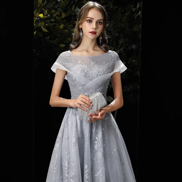Élégant Gris Robe De Soirée 2020 Princesse Encolure Dégagée Perlage Paillettes En Dentelle Fleur Manches Courtes Dos Nu Longue Robe De Ceremonie