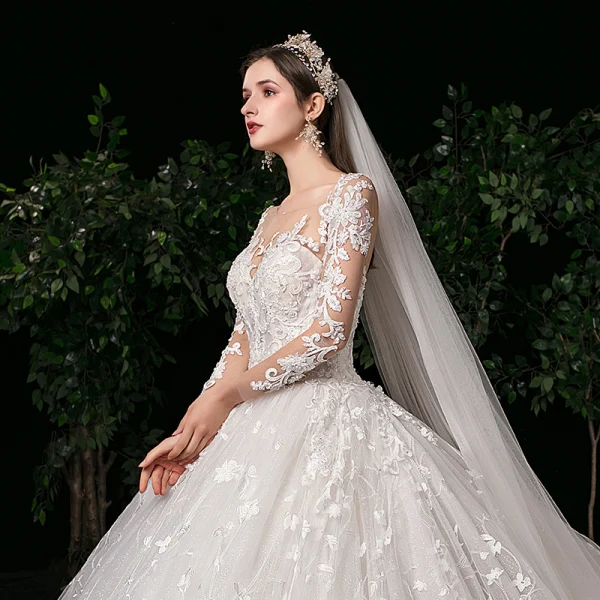 Haut de Gamme Ivoire Robe De Mariée 2020 Robe Boule Encolure Dégagée Perlage Faux Diamant En Dentelle Fleur Manches Longues Dos Nu Royal Train