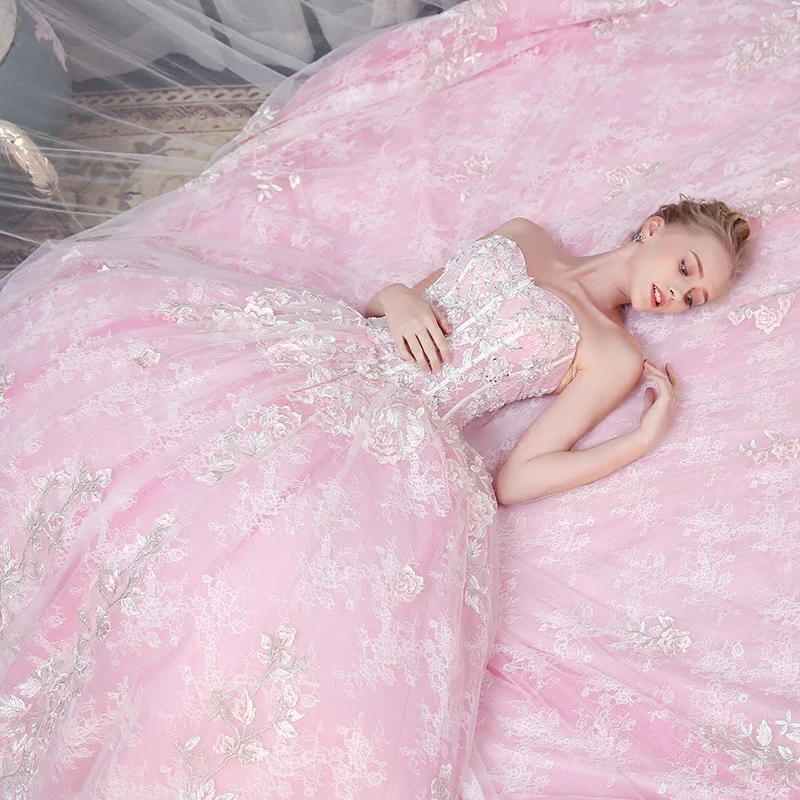 Fine Sukkertøyrosa Brudekjoler 2018 Prinsesse Blonder Appliques Beading Paljetter Kjæreste Ryggløse Uten Ermer Cathedral Train Bryllup