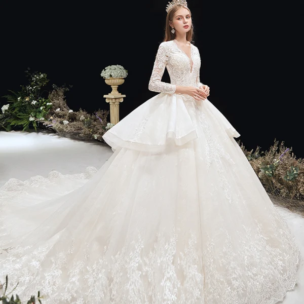 Élégant Ivoire Robe De Mariée 2020 Robe Boule Col v profond Perlage Paillettes Perle Faux Diamant En Dentelle Fleur 3/4 Manches Dos Nu Cathedral Train