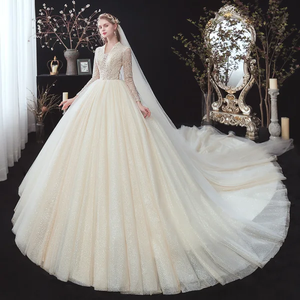 Eleganta Champagne Glittriga / Glitter Bröllopsklänningar 2020 Balklänning V-Hals Beading Rhinestone Paljetter Spets Blomma Långärmad Halterneck Royal Train