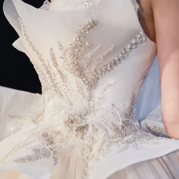 Luxe Champagne Robe De Mariée 2020 Robe Boule Bustier Plumes Perlage En Dentelle Fleur Sans Manches Dos Nu Volants en Cascade Royal Train