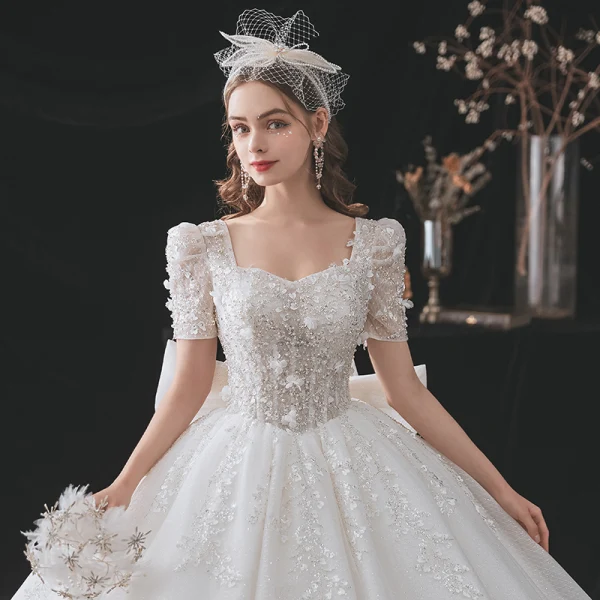 Chic / Belle Blanche Robe De Mariée 2021 Robe Boule Encolure Carrée Perlage Noeud Perle Appliques Paillettes Manches Courtes Dos Nu Cathedral Train Mariage