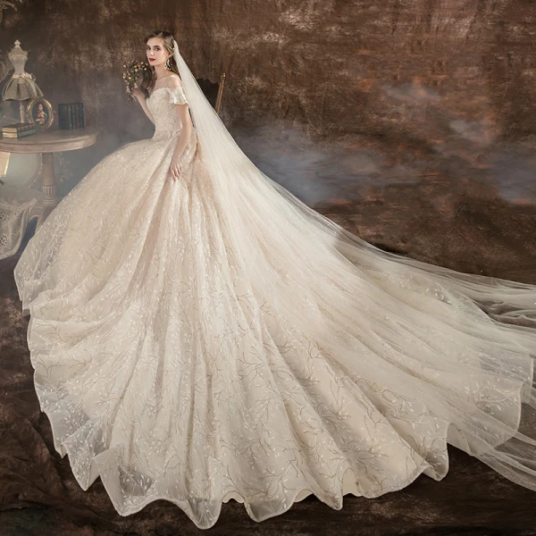 Charmant Champagne Robe De Mariée 2020 Princesse Encolure Dégagée Perlage Paillettes En Dentelle Fleur Manches Courtes Dos Nu Cathedral Train