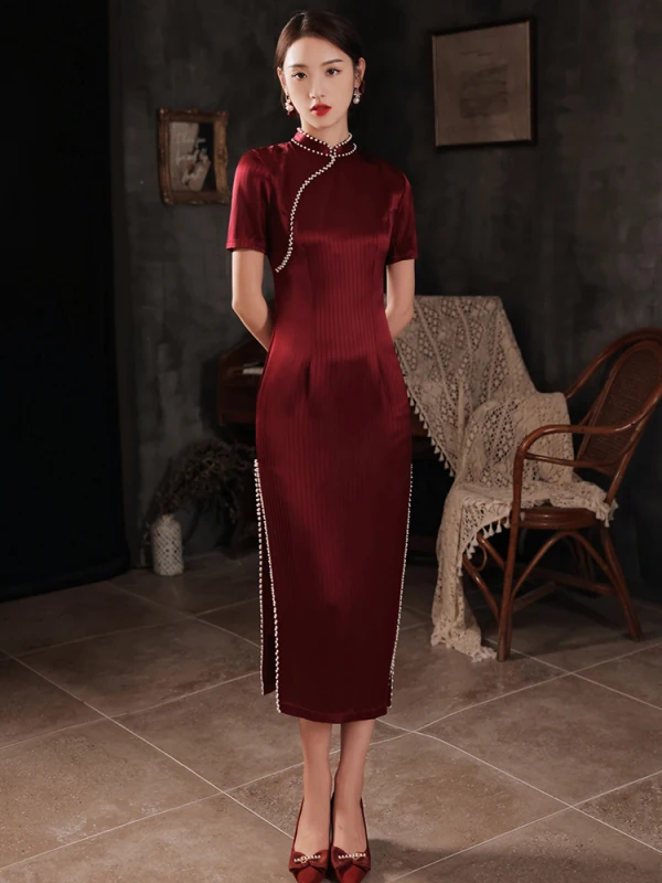 Chinesischer Stil Burgunderrot Satin Cheongsam 2021 Meerjungfrau Perle Stehkragen Kurze Ärmel Abend Lange Cheongsam