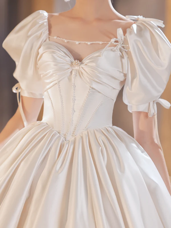 Elegant Elfenben Perle Satin Brudekjoler 2021 Ballkjole Firkantet Hals Puffy Korte Ermer Cathedral Train