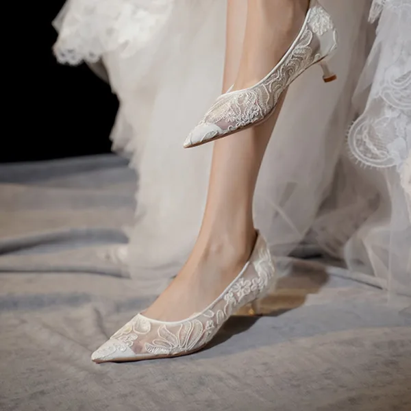 Elegant White Lace Flower Wedding Shoes 2021 3 cm Stiletto Heels Low Heel Pointed Toe Wedding Pumps High Heels