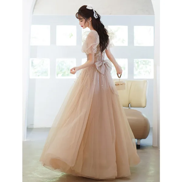Chic / Belle Champagne Faux Diamant Paillettes Robe De Bal 2022 Princesse Encolure Carrée Gonflée Manches Courtes Dos Nu Noeud Longue Robe De Ceremonie