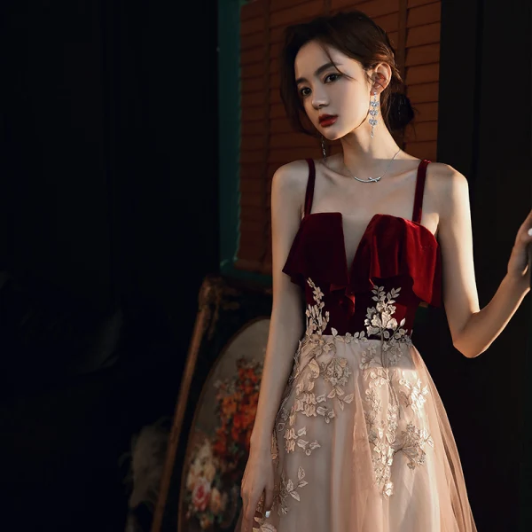 Flotte Bourgogne Applikationsbroderi Gallakjoler 2022 Prinsesse Spaghetti Straps Ærmeløs Halterneck Te-længde Galla Kjoler