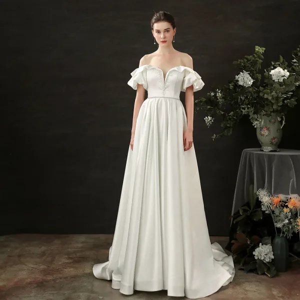 High End Ivory / Creme Satin Brautkleider / Hochzeitskleider 2021 A Linie Rüschen Off Shoulder Kurze Ärmel Rückenfreies Sweep / Pinsel Zug Hochzeit