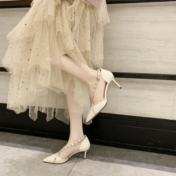 Mode Beige Vêtement de rue Rivet Chaussures Femmes 2020 X-Strap 6 cm Talons Aiguilles À Bout Pointu Talons